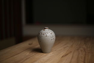 家居插花藝術(shù)與手工粗陶花插的美學(xué)融合